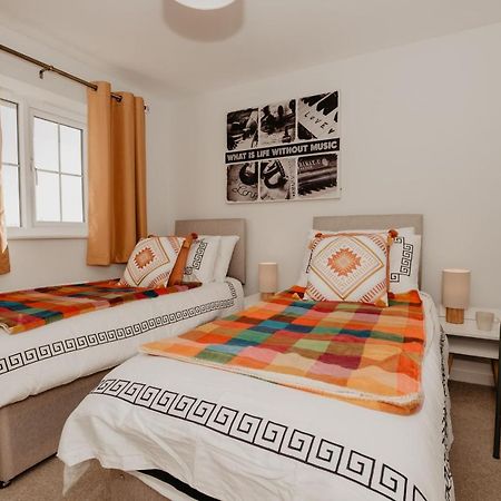 Coyle House, 3 Bed,Corby, Super Kings Or Twins, Driveway, Free Wi-Fi, Corporates Welcome Екстериор снимка