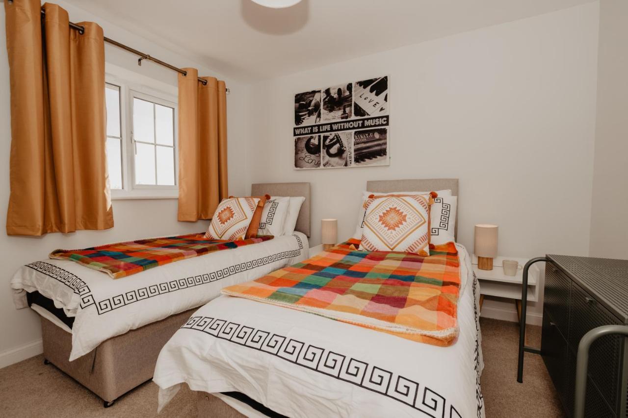 Coyle House, 3 Bed,Corby, Super Kings Or Twins, Driveway, Free Wi-Fi, Corporates Welcome Екстериор снимка