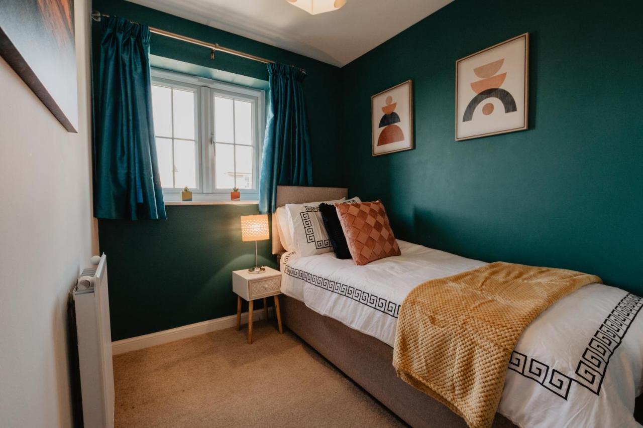 Coyle House, 3 Bed,Corby, Super Kings Or Twins, Driveway, Free Wi-Fi, Corporates Welcome Екстериор снимка