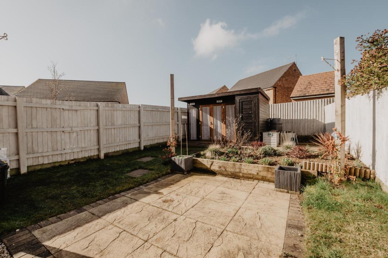 Coyle House, 3 Bed,Corby, Super Kings Or Twins, Driveway, Free Wi-Fi, Corporates Welcome Екстериор снимка