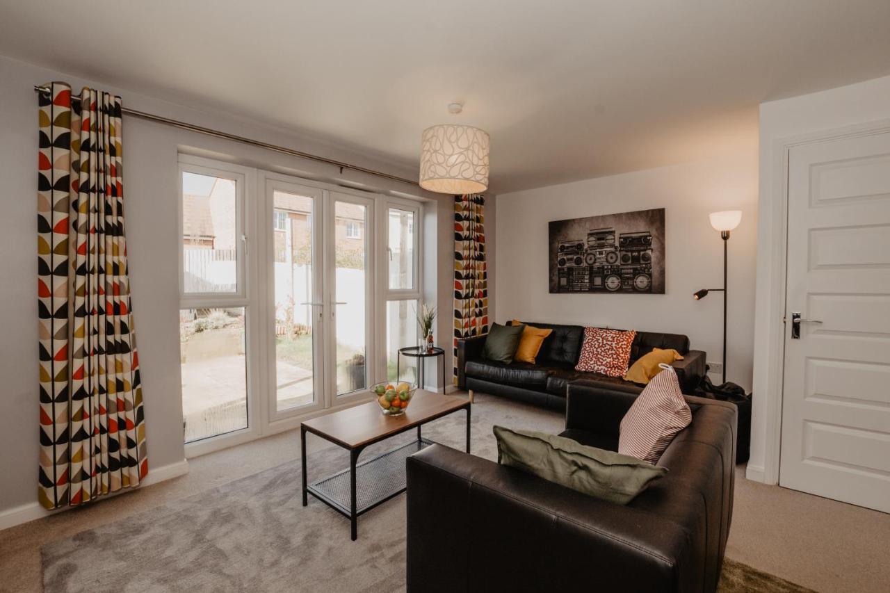 Coyle House, 3 Bed,Corby, Super Kings Or Twins, Driveway, Free Wi-Fi, Corporates Welcome Екстериор снимка